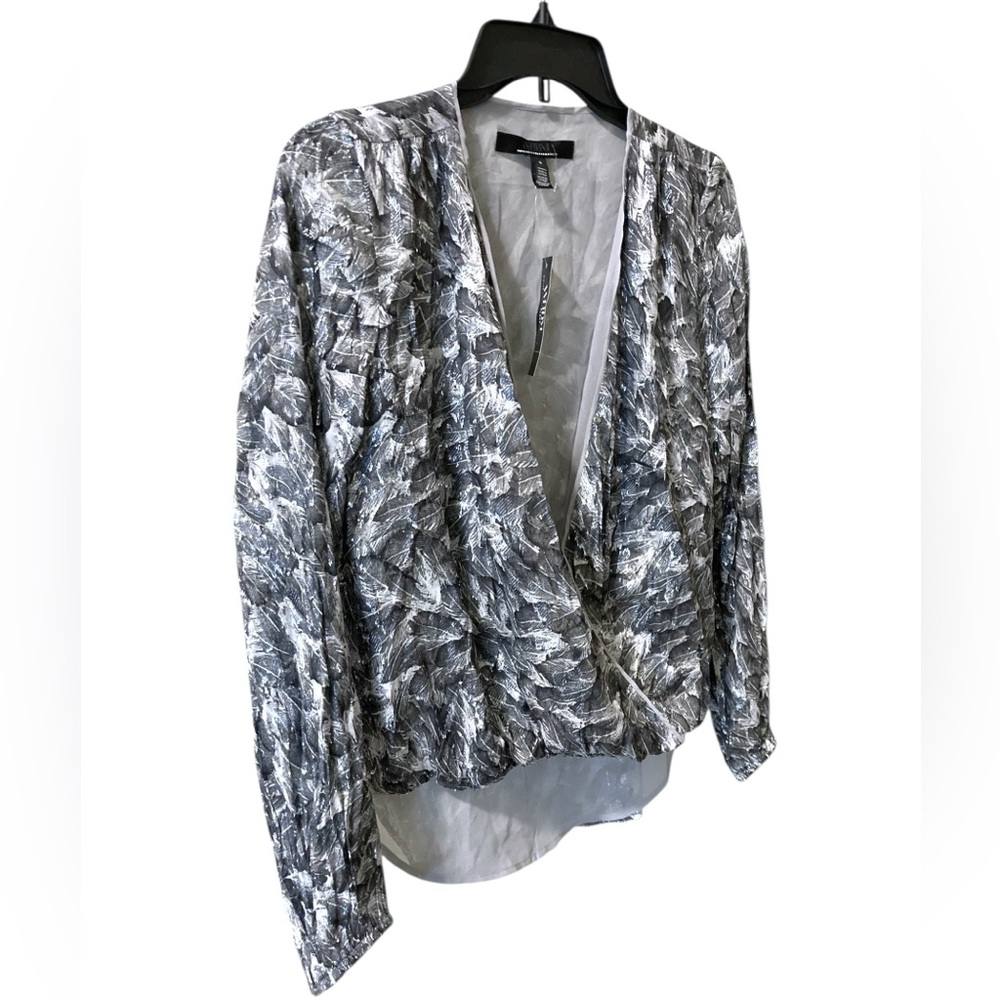 White House Black Market Size 0 Long Slv Silver Metallic Threads Feather Print - Picture 2 of 3